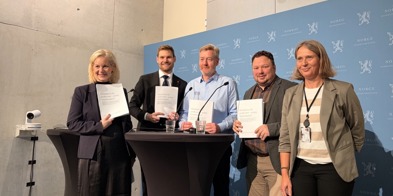LMD Sandtrøen, klima og miljøminister, Bjørn Gimming og Tor Jacob Solberg mottar klimaregnskapsgruppas hovedrapport 16. oktober 2026