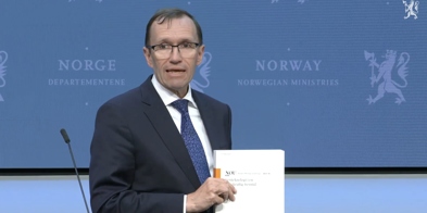 Espen Barth Eide holder en kopi av NOU-en fra genteknologiutvalget på en pressekonferanse. - Foto: Skjermdump/Regjeringen.no