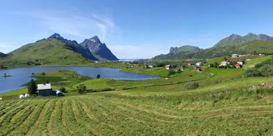 Jordbruk i vakkert landskap - Foto: Karl Sverre Holdal