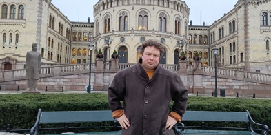 Tor Jacob Solberg foran Stortinget - Foto: Nora May Engeseth/NBS