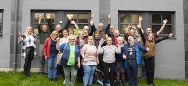 Fylkessekretærene og fylkeslederne i Norsk Bonde- og Småbrukarlag står ute foran en grå vegg og jubler med hendene i været. De smiler. Bildet er tatt under landsmøtet i 2021. - Foto: Nora May Engeseth/NBS Fylkessekretærene og fylkeslederne i Norsk Bonde- og Småbrukarlag står ute foran en grå vegg og jubler med hendene i været. De smiler. Bildet er tatt under landsmøtet i 2021. - Foto: Nora May Engeseth/NBS