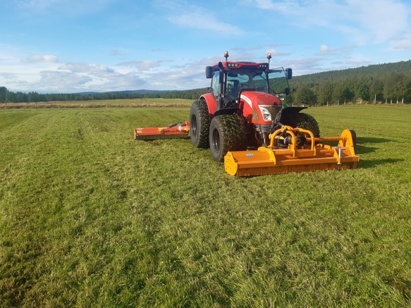 En traktor slår gresset.