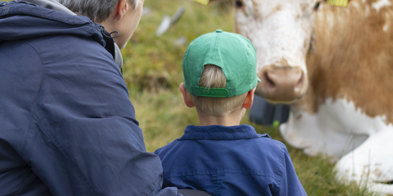 Dame med barn som ser på ku - velferdsordninger - Foto: Nora May Engeseth/NBS