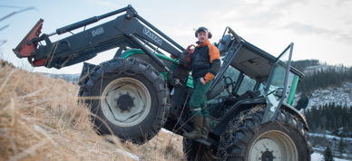 Vegard Vigdenes på traktoren, bratt teig - Foto: Håvard Zeiner Vegard Vigdenes på traktoren, bratt teig - Foto: Håvard Zeiner